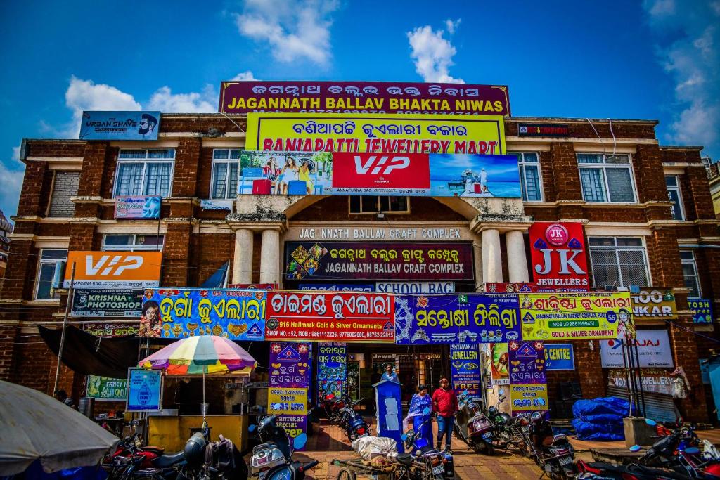 um edifício com um monte de placas sobre ele em Jagannath Ballav Bhakta Niwas, Grand Road em Puri
