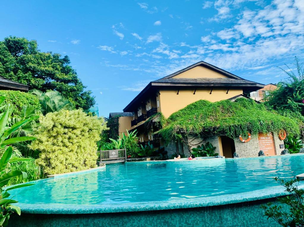 Piscina a Temple Tree Resort & Spa o a prop