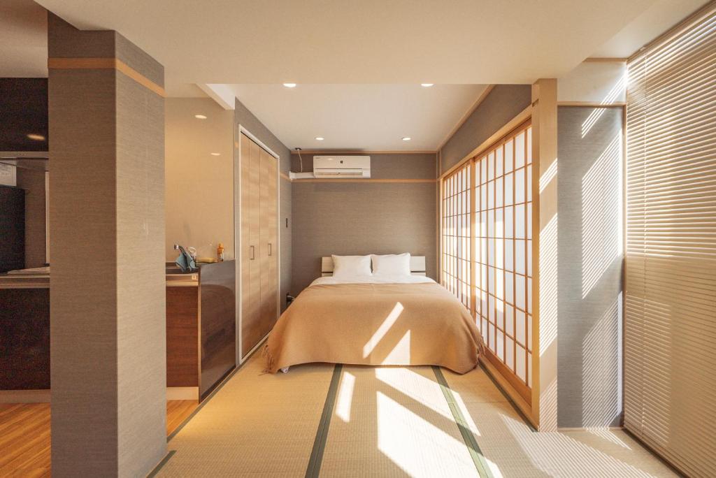 1 dormitorio con 1 cama en el centro de una habitación en 谷町君・星Hotel・道頓福居 en Osaka