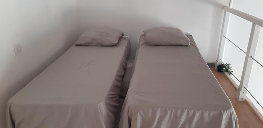 Llit o llits en una habitació de Maison de village entièrement rénovée avec goût