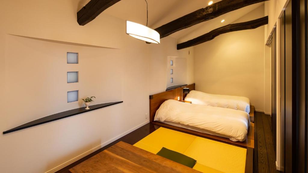 a small room with a bed and a table at Fugaku Gunjo in Izu