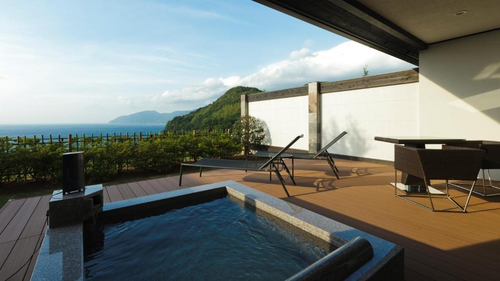 a pool on a deck with a view of the ocean at Fugaku Gunjo in Izu