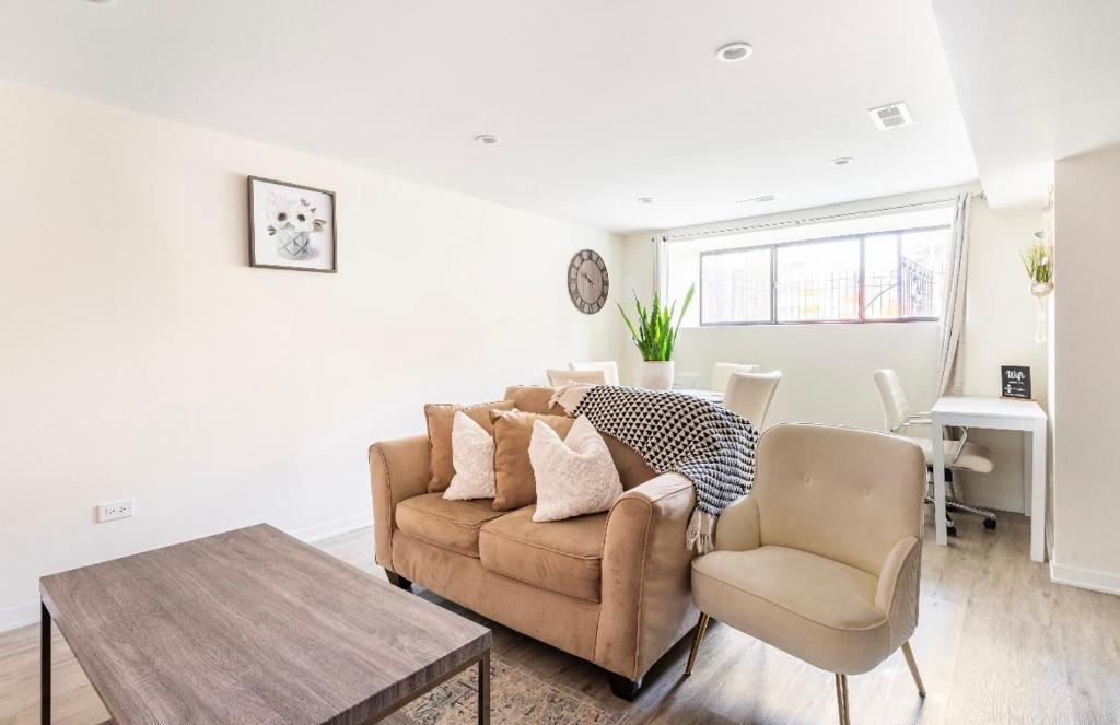 Posezení v ubytování Cozy 2 brm apartment mins away from United Center