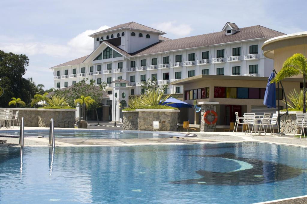 Bazén v ubytování Klana Beach Resort Port Dickson nebo v jeho okolí
