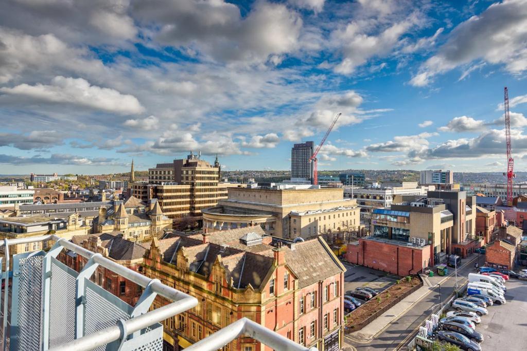 una vista aerea di una città con edifici e automobili di Igloo ViewPoint II City Centre Retreat + Parking a Sheffield