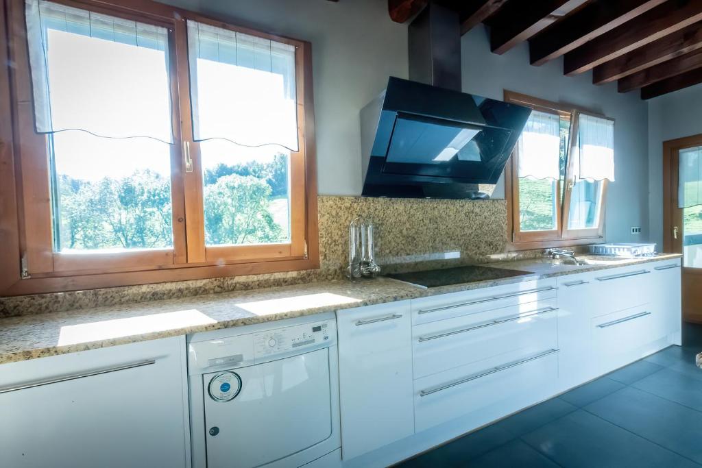 Kuchyň nebo kuchyňský kout v ubytování Oribarzar - Vivienda acogedora en plena naturaleza