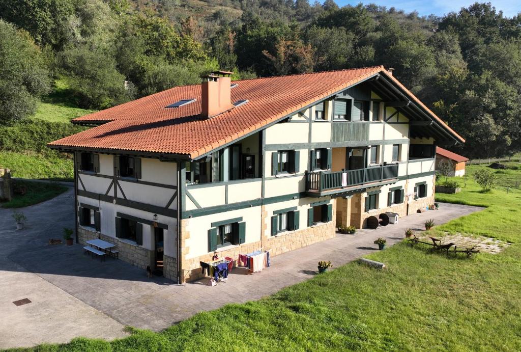 een luchtzicht op een huis met een rood dak bij Oribarzar - Vivienda acogedora en plena naturaleza in Aia