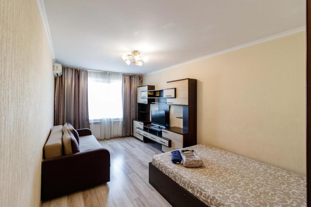 um quarto de hotel com uma cama e uma televisão em kvartirkoff na Obolonskiy prospekt 9 em Kiev