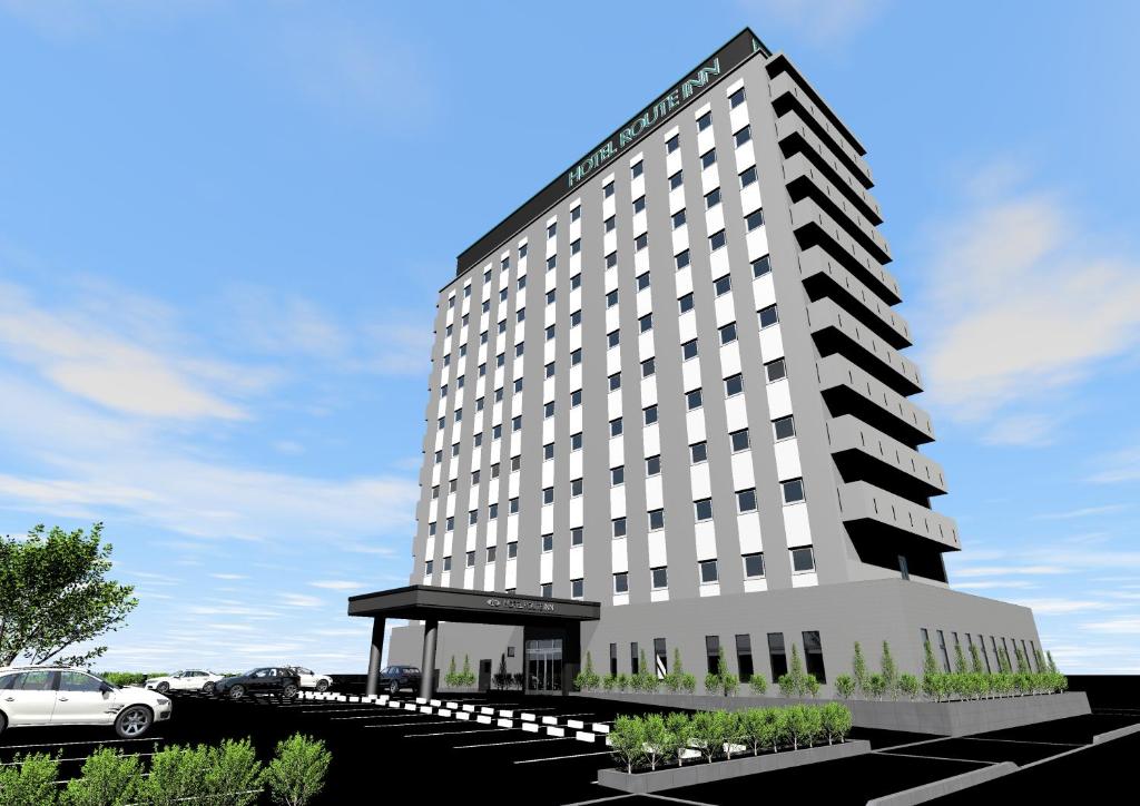 ein Bild eines hohen Gebäudes mit einem Parkplatz in der Unterkunft Hotel Route Inn Kato in Kato