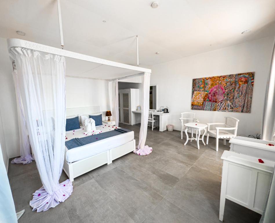 Postel nebo postele na pokoji v ubytování Diamonds Mapenzi Beach