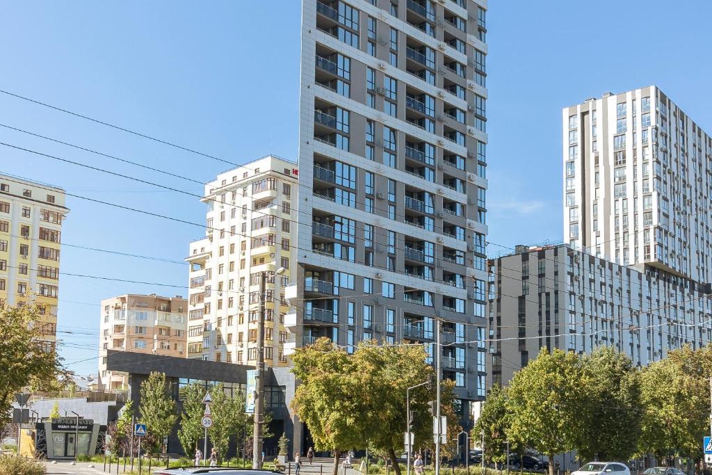 um edifício de apartamentos alto no meio de uma cidade em 77 views apartments by INSHI em Lviv