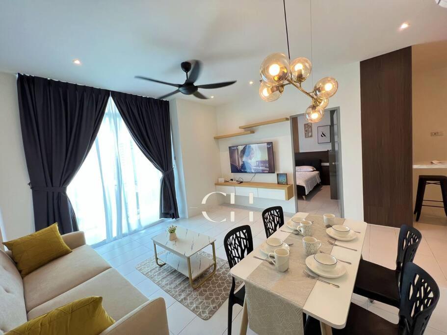 - un salon avec une table blanche et un canapé dans l'établissement Kuching Apartment @ TT3 SOHO Near NorthBank, à Kuching