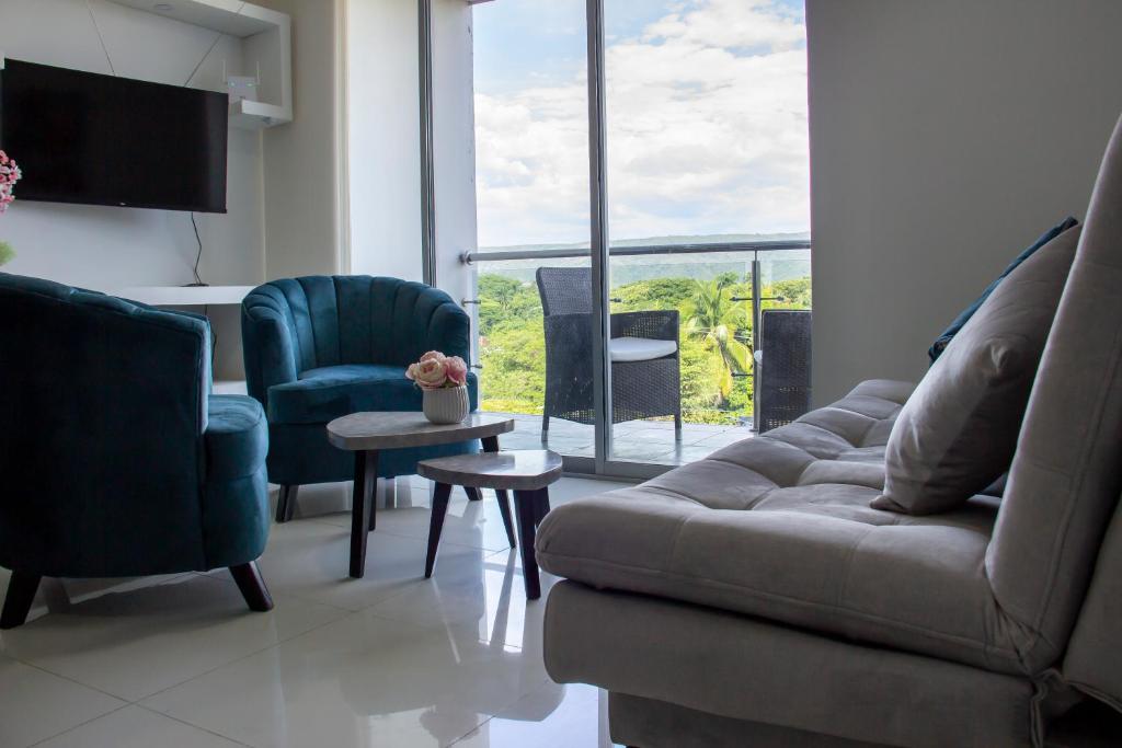 a living room with a couch and two chairs at Maravilloso Apartamento Privado de Descanso en Ricaurte Cundinamarca in Ricaurte