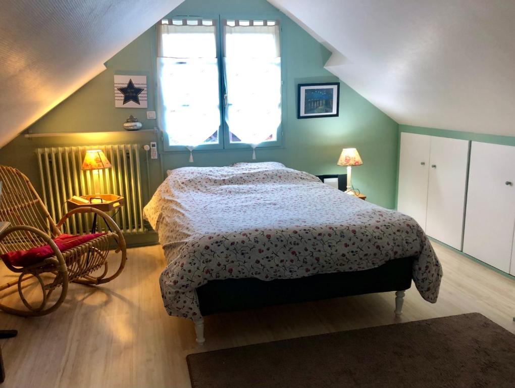 un dormitorio con una cama y una ventana en Chambre double avec salle de bain privative, en Auxerre