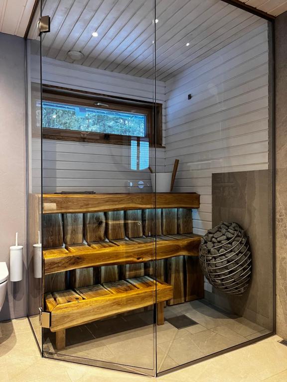 Paslepa的住宿－Nordicstay Noarootsi Kastehein or Loojangu villa，房间里的玻璃显示器