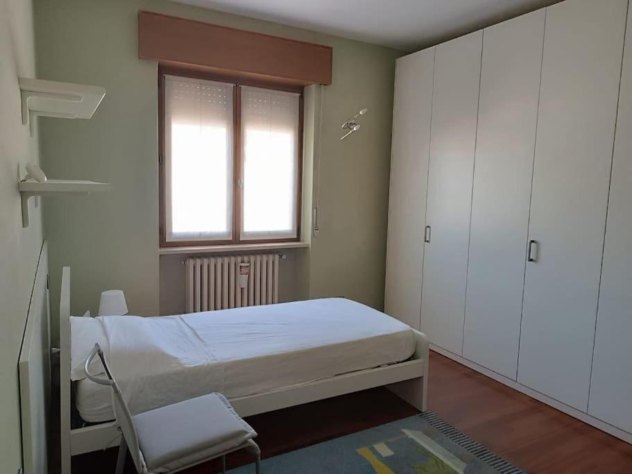 ein kleines Schlafzimmer mit einem Bett und einem Fenster in der Unterkunft Appartamento Casa Verona in Verona