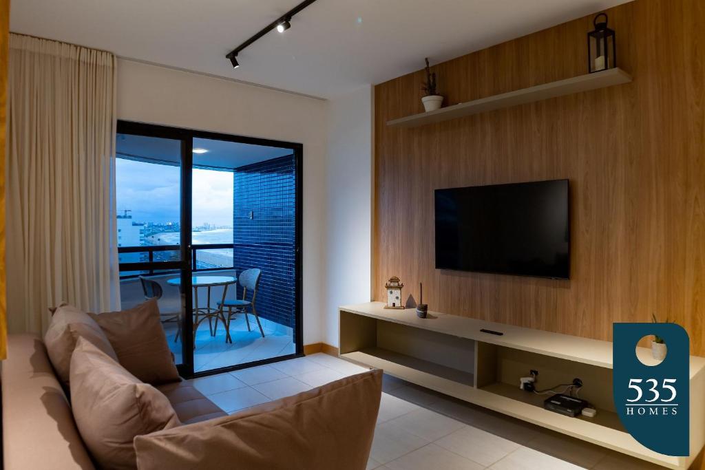 TV a/nebo společenská místnost v ubytování Quarto e Sala vista para o mar no Jardim de Alah