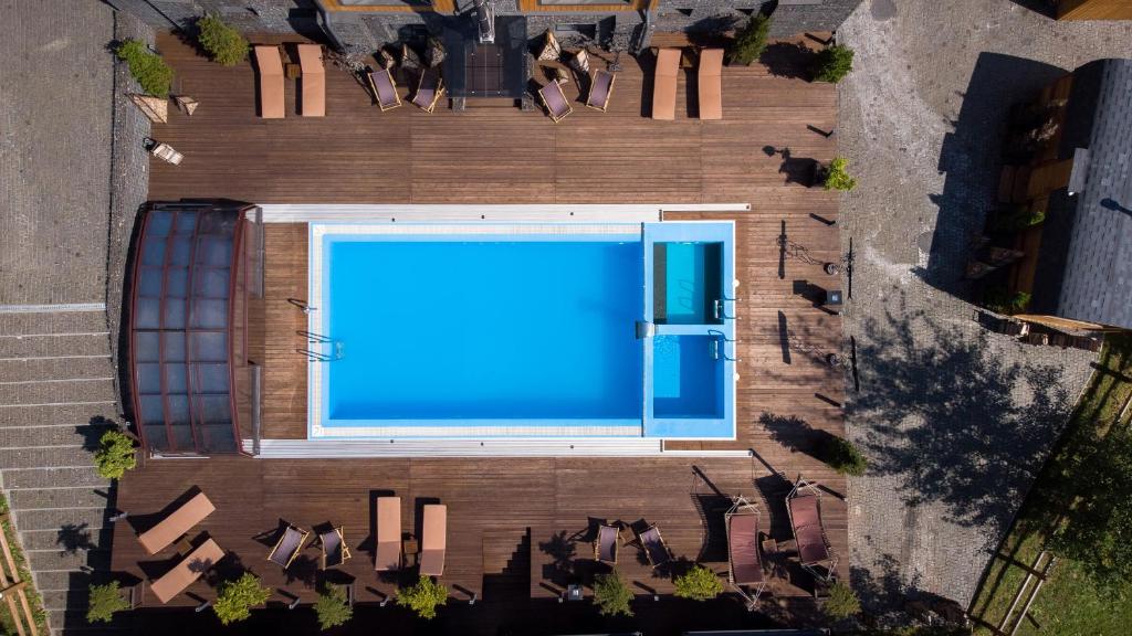 Bazén v ubytování Ego Hotel Буковель nebo v jeho okolí