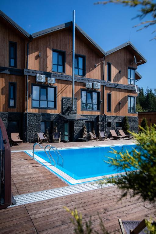 Bazén v ubytování Ego Hotel Буковель nebo v jeho okolí