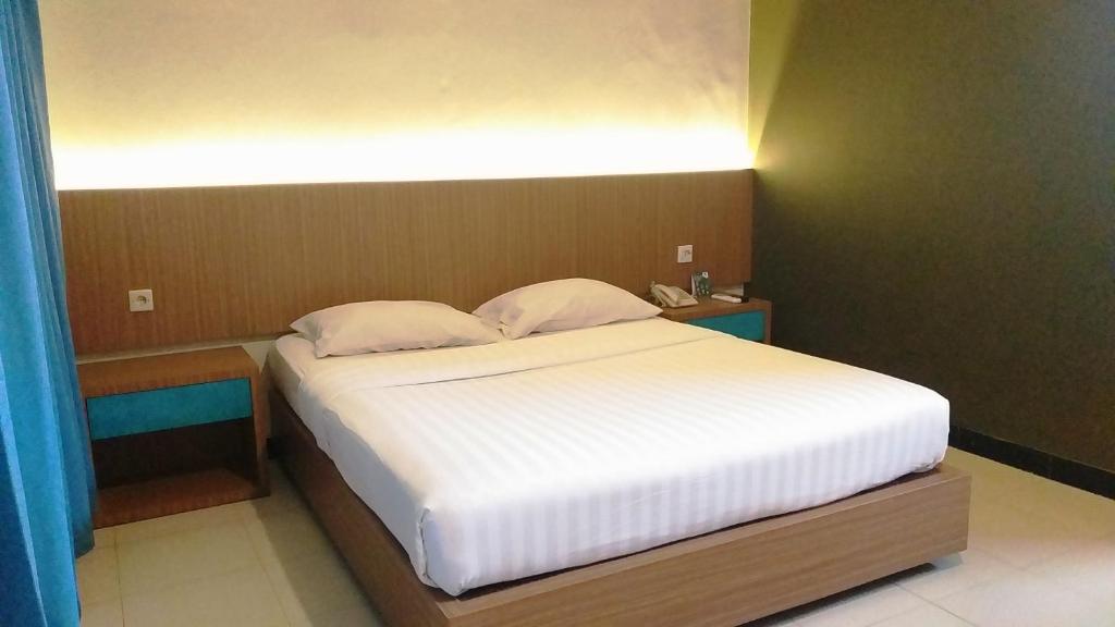 Letto o letti in una camera di Cakra Kusuma Hotel