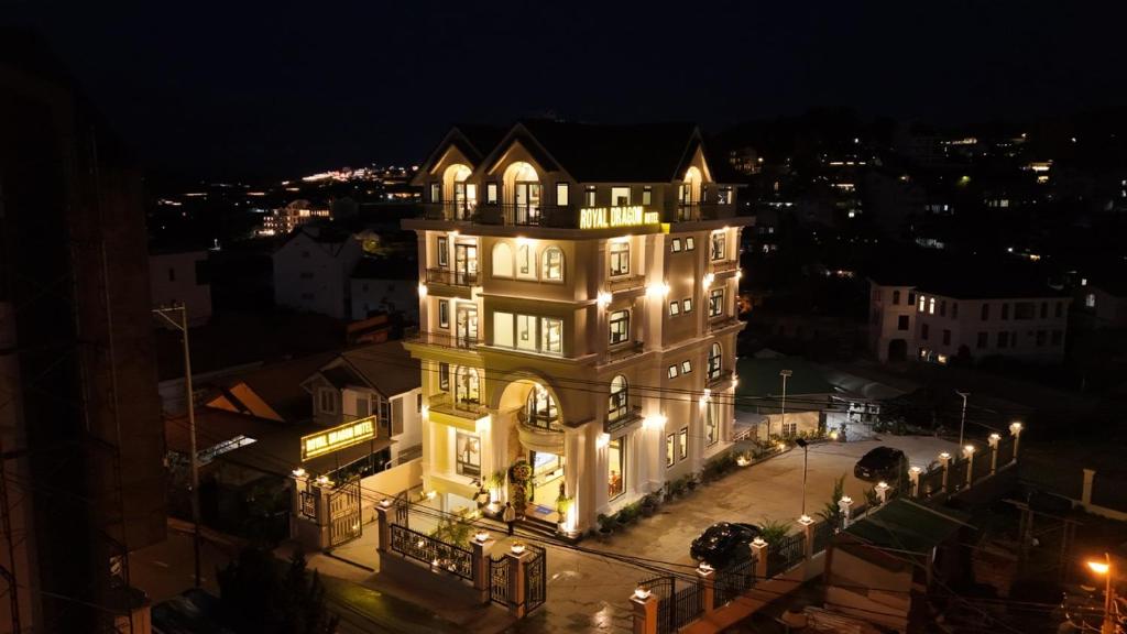 ein großes Gebäude mit Lichtern in der Nacht in der Unterkunft ROYAL DRAGON HOTEL in Da Lat