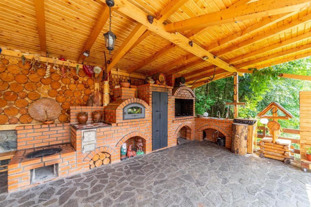 un gran horno de ladrillo en una casa con techo de madera en Cabana Râușor, en Cîmpulung