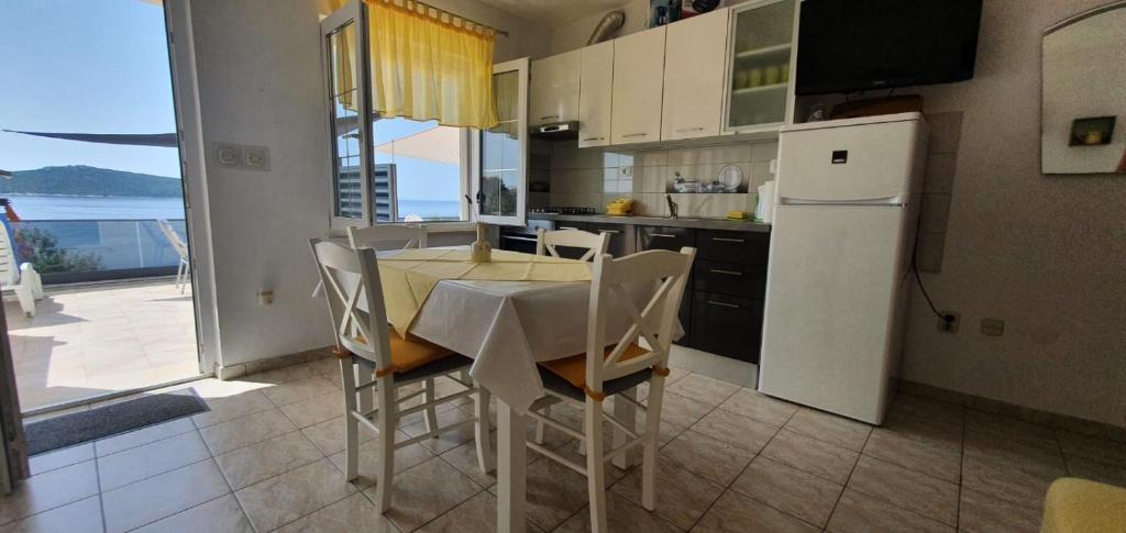 Kuchyň nebo kuchyňský kout v ubytování Family friendly seaside apartments Sevid, Trogir - 14790