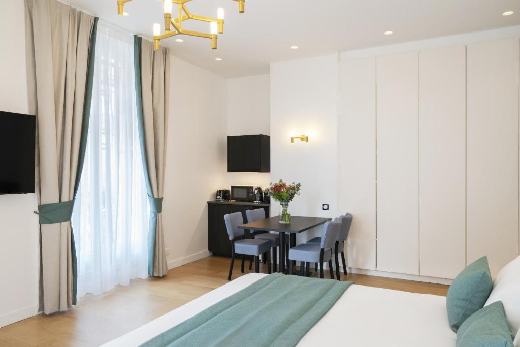 Vestay Montaigne - 19