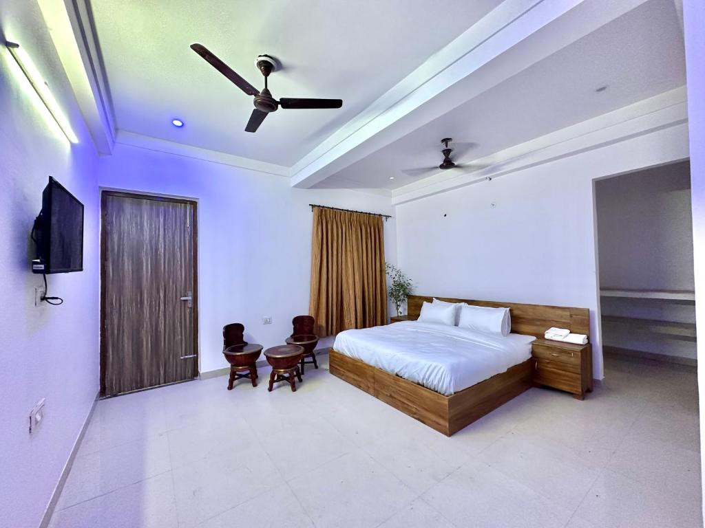 cozy room with no restrictions في جورجاون: غرفة نوم بسرير ومروحة سقف
