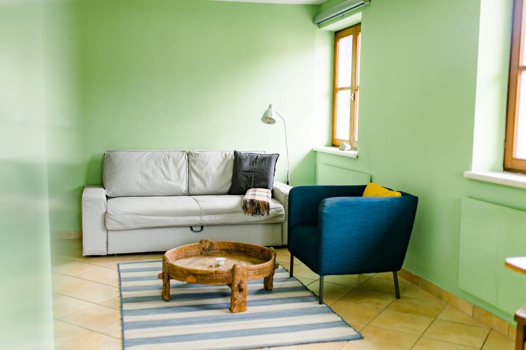 sala de estar con sofá y mesa de centro en Tauglerei Appartement Malve in den Zauberbergen, en Sankt Koloman