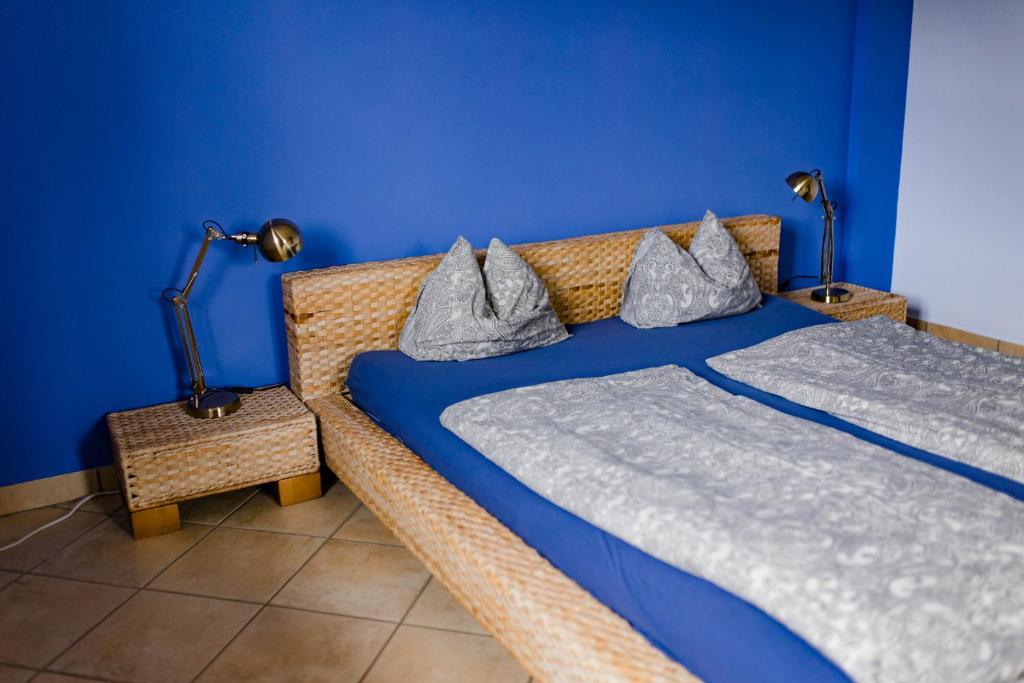 Postel nebo postele na pokoji v ubytování Tauglerei Appartement Malve in den Zauberbergen