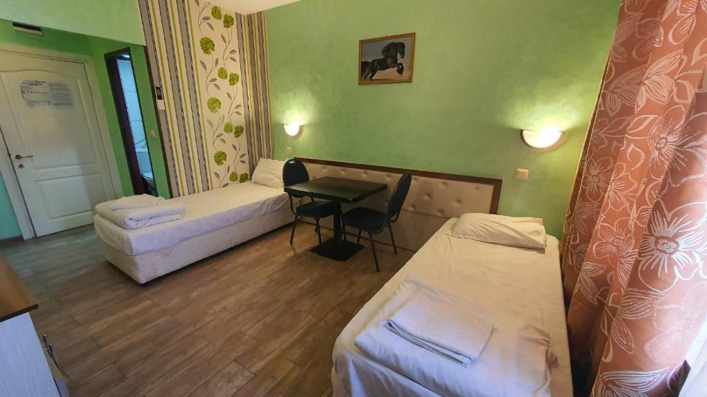 Postel nebo postele na pokoji v ubytování Rent Room hotel Dunav Center