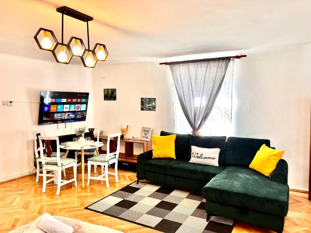 un salon avec un canapé et une salle à manger dans l'établissement Old Town City Center Apartments, à Braşov