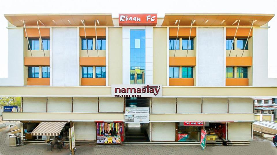 un bâtiment devant lequel se trouve une enseigne de pharmacie dans l'établissement Namastay Welcome Home, à Ratlām
