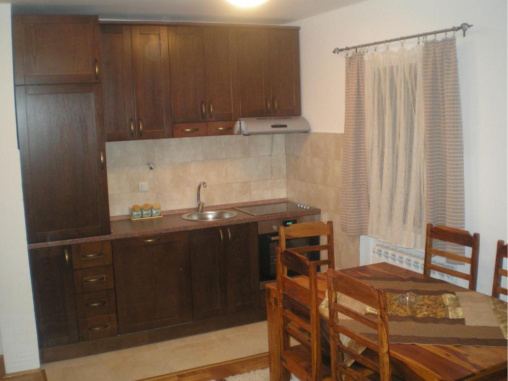 Kuchyň nebo kuchyňský kout v ubytování Family Apartments