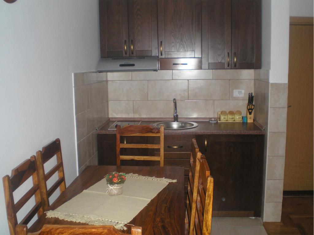 Kuchyň nebo kuchyňský kout v ubytování Family Apartments