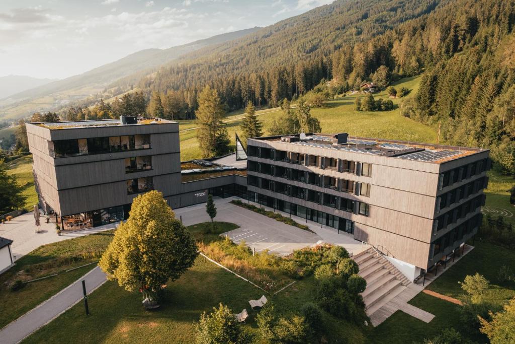 une vue aérienne sur un bâtiment avec des montagnes en arrière-plan dans l'établissement St Michael Alpin Retreat, à Matrei am Brenner