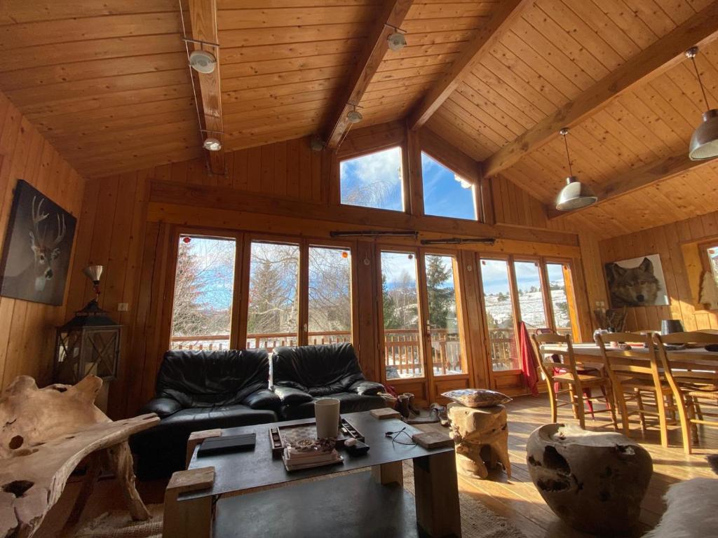 a living room with a couch and a table at Chalet Familial in Matemale