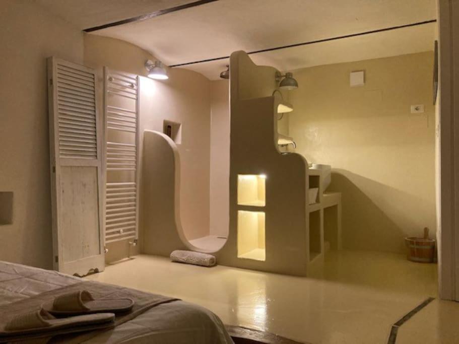 Cette chambre comprend un lit et une salle de bains pourvue d'un miroir. dans l'établissement Dolce vita sur la colline de Turin, à Revigliasco