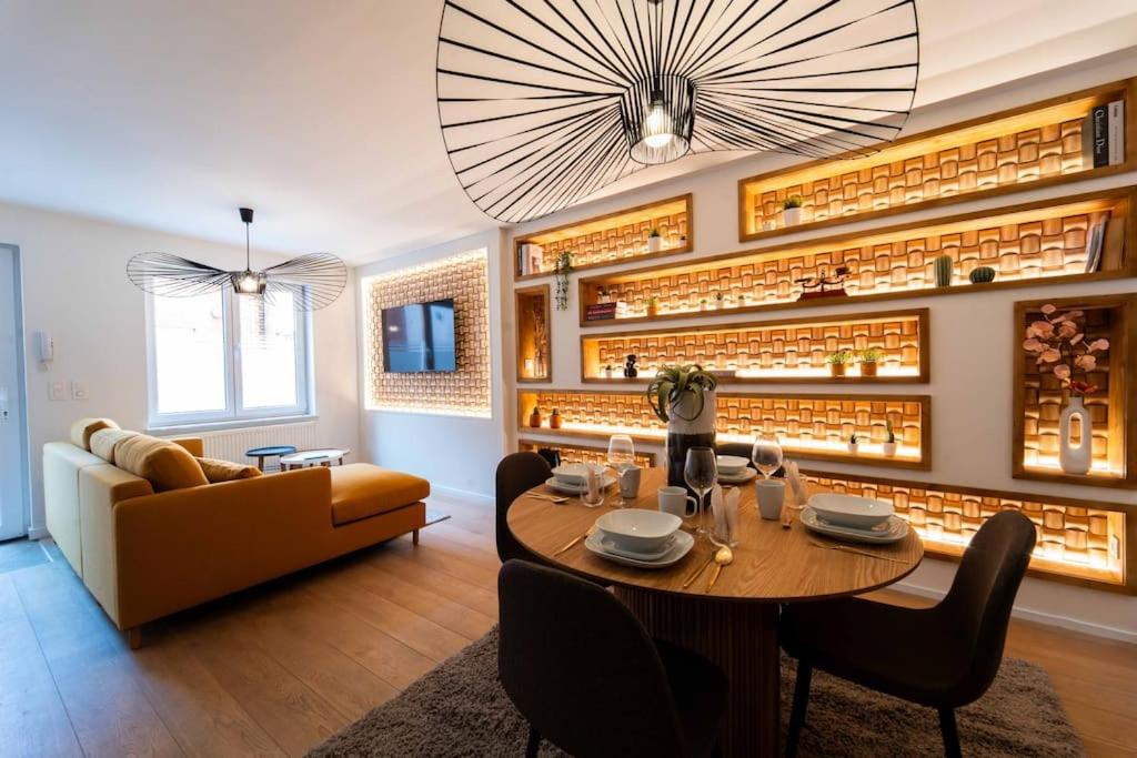 ein Wohnzimmer mit einem Tisch und einem Weinkeller in der Unterkunft Luxury Duplex Coeur de Mons 64-3 in Mons