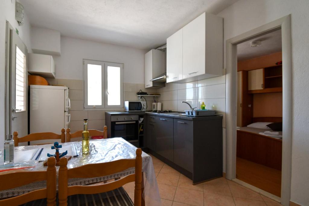 Kuchyňa alebo kuchynka v ubytovaní Apartments by the sea Sevid, Trogir - 15404