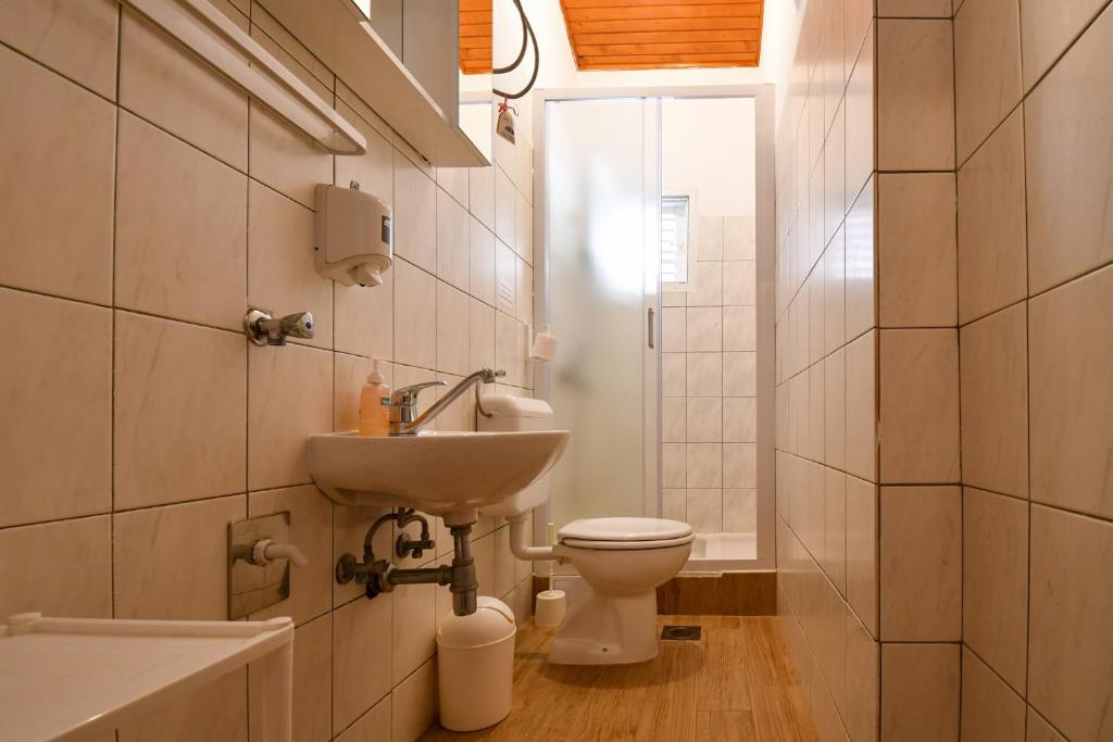 Kúpeľňa v ubytovaní Apartments by the sea Sevid, Trogir - 15404