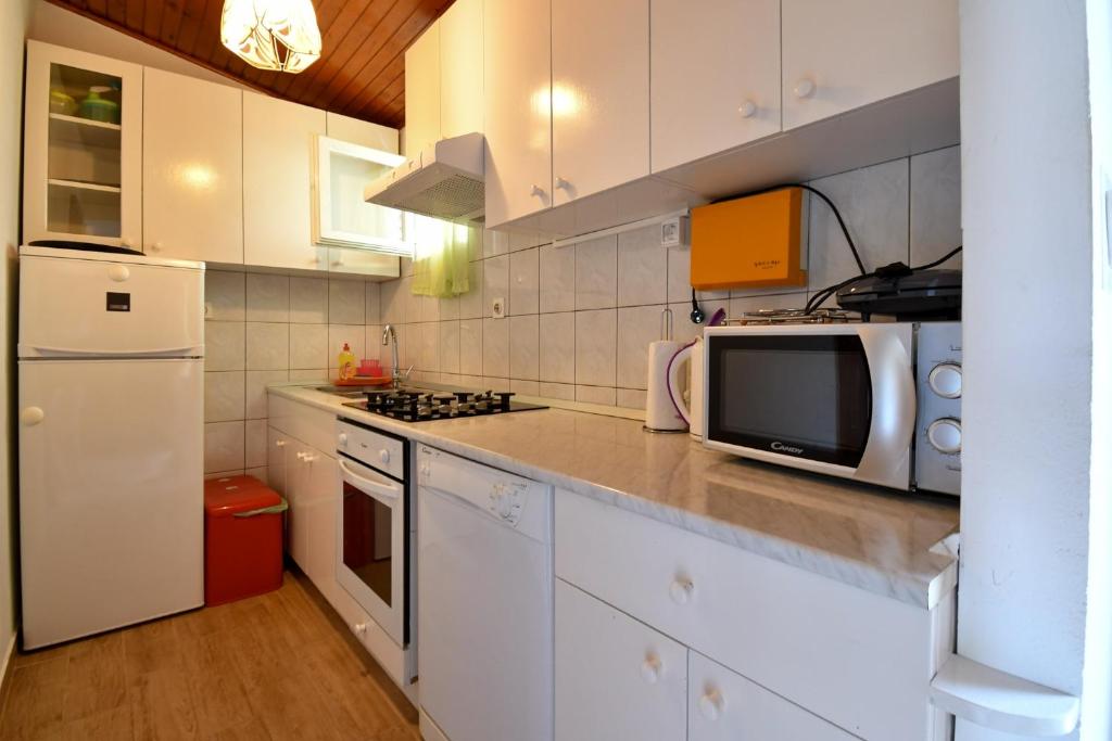 Kuchyňa alebo kuchynka v ubytovaní Apartments by the sea Sevid, Trogir - 15404
