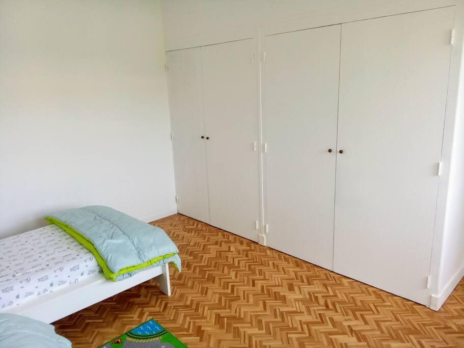 Katil atau katil-katil dalam bilik di charmante maison pr&egrave;s du centre ville