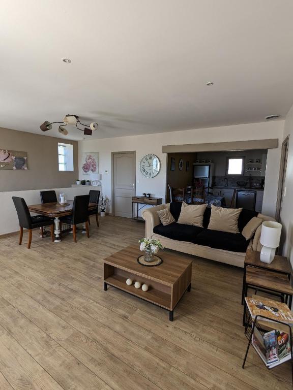 un salon avec un canapé et une table dans l'établissement Appartement spacieux et charmant, à Caumont-sur-Durance