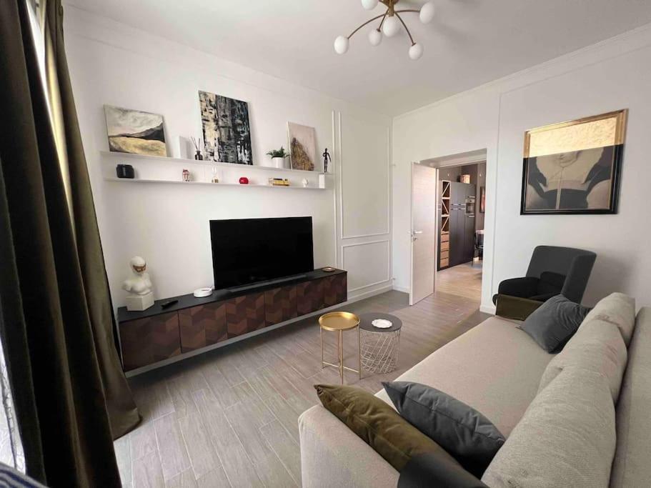 uma sala de estar com um sofá e uma televisão de ecrã plano em Civico63 em Agrigento