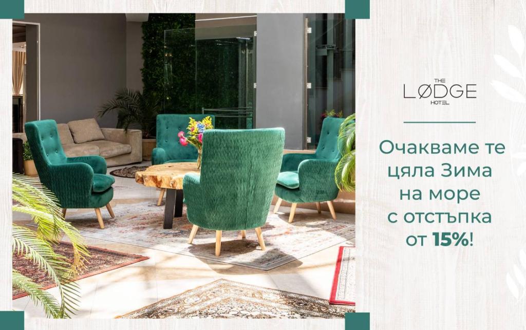 ツァレヴォにあるThe LODGE Hotelの緑の椅子とコーヒーテーブルが備わる客室です。
