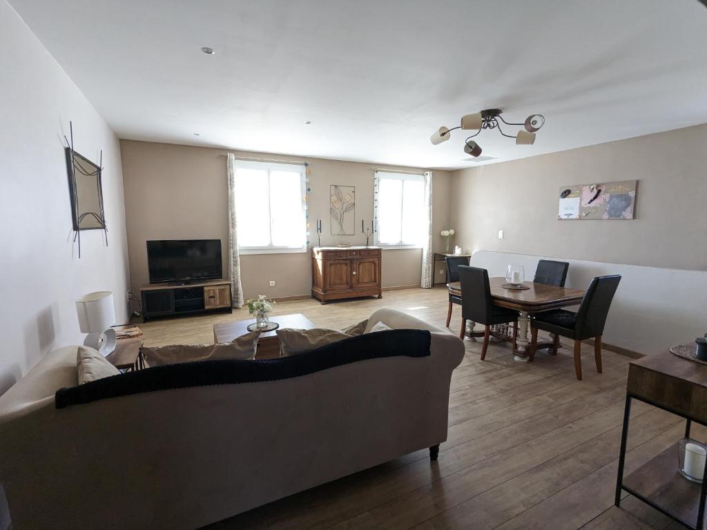 a living room with a couch and a table at Appartement spacieux et charmant in Caumont-sur-Durance