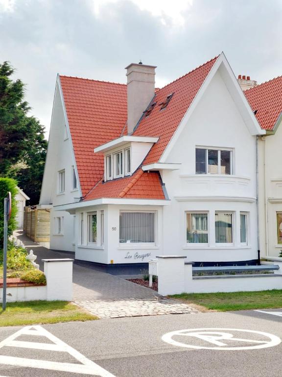 a white house with an orange roof at Les Bruyeres in De Haan