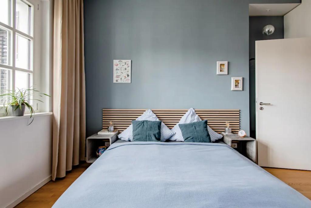 Postel nebo postele na pokoji v ubytování Copper Loft in Friedrichshain